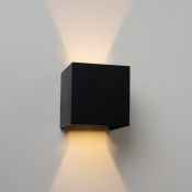 Led wandlamp up & down cube model sensor 1 watt 100 lumen zwart 2700k