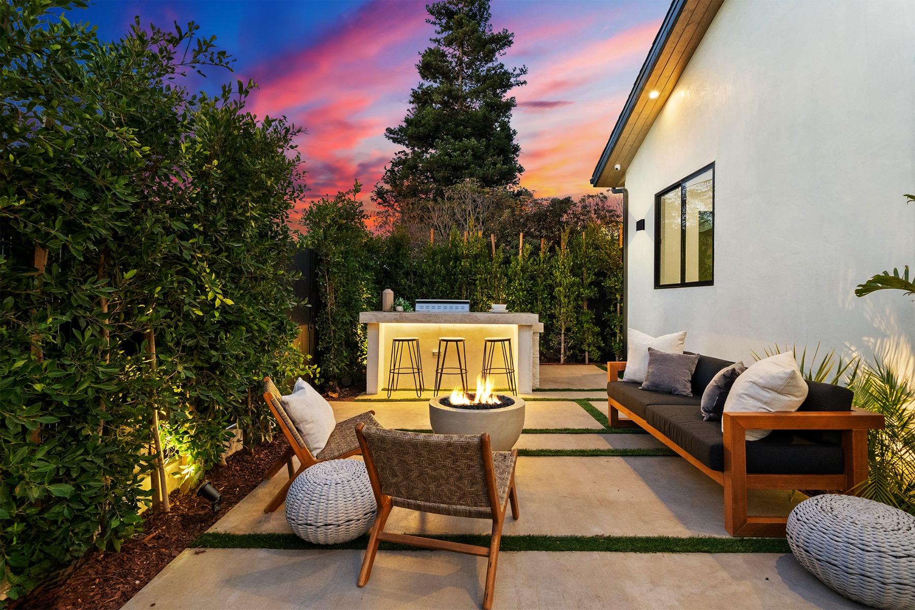 een sfeervol ingerichte tuin met diverse soorten verlichting