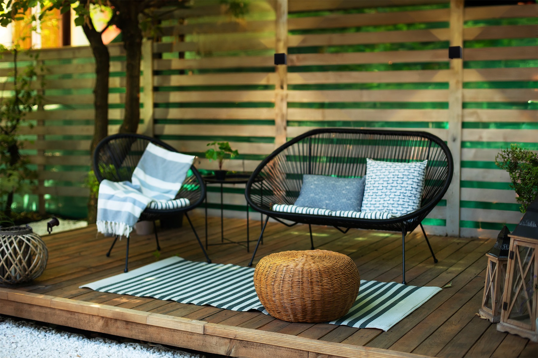 een gezellige zithoek in een tuin met verschillende soorten verlichting